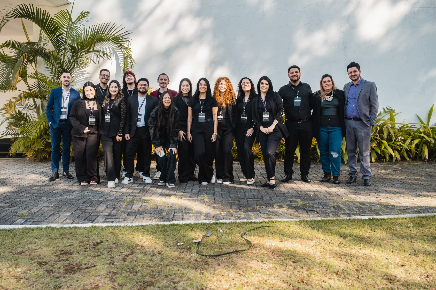 O time da Reconecta reunido ao ar livre, com crachá, no evento de agosto de 2026