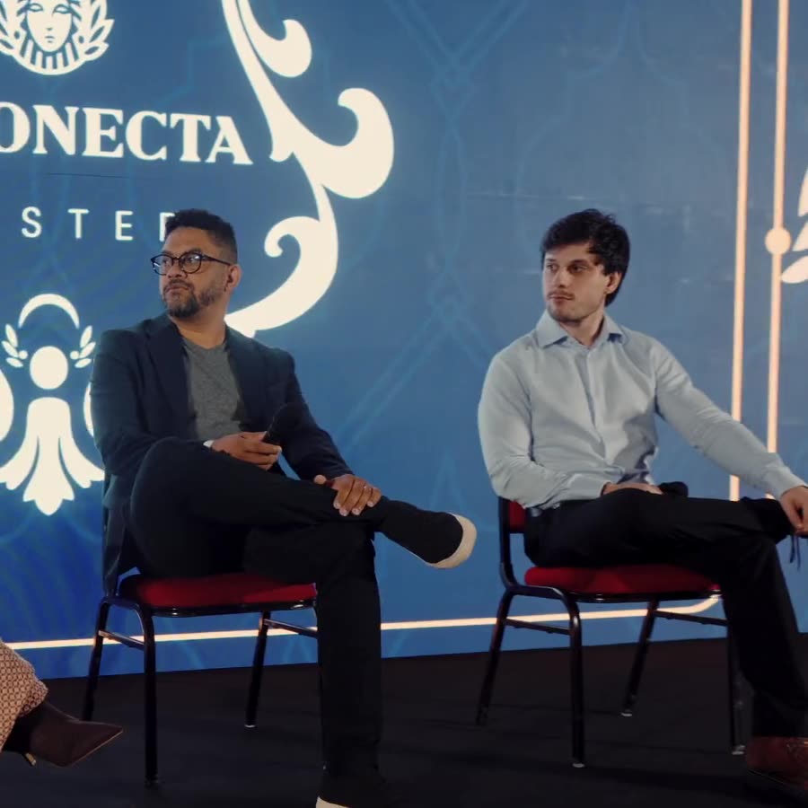 Painel no palco do Reconecta Master: Ana Luiza, um convidado e Leonardo Rosso sentados conversando