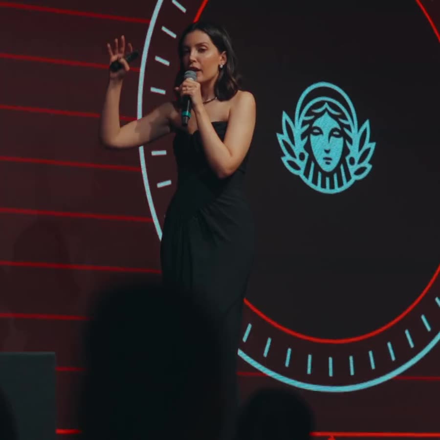 Ana Luiza no palco, com o microfone na mão