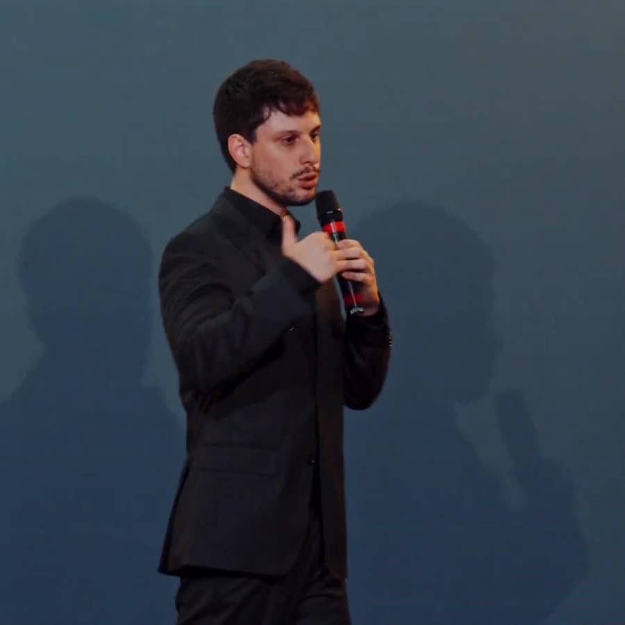 Leonardo Rosso falando ao microfone no palco